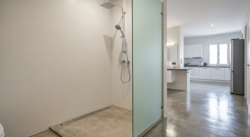 Ducha walk-in con microcemento gris y nicho integrado en Sabadell