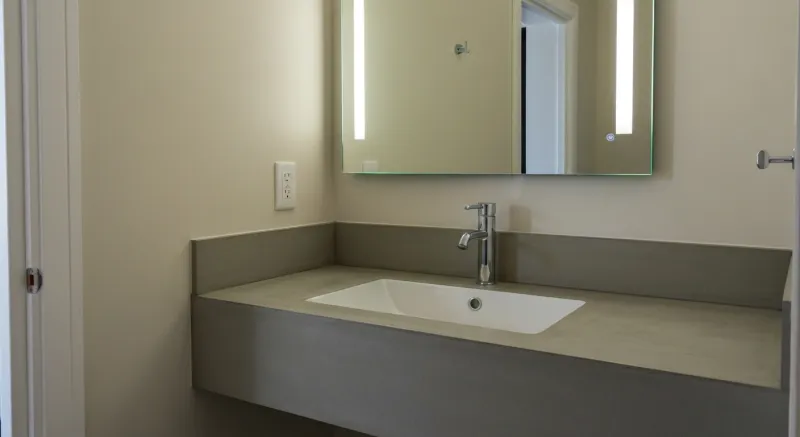 Encimera de baño con microcemento, lavabo y grifo de latón en L'Hospitalet de Llobregat
