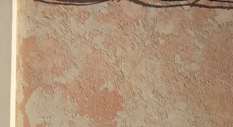 Detalle de textura de microcemento aplicado a mano en Gavà